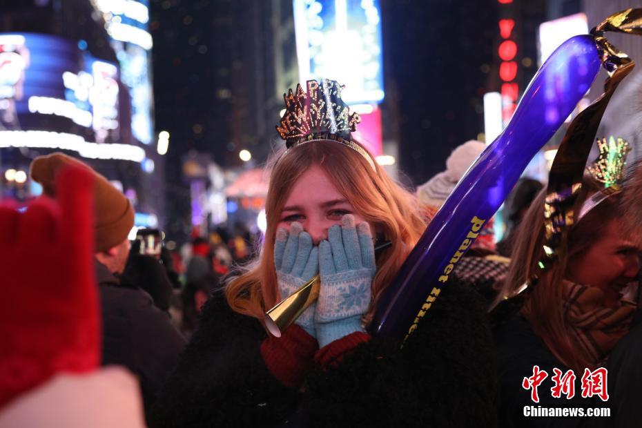 タイムズスクエアのカウントダウン開幕セレモニーで重慶の龍踊り披露