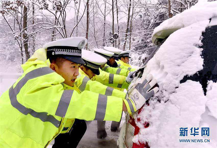 中国中東部の広い範囲で降雪　除雪作業や安全作業に励む人々