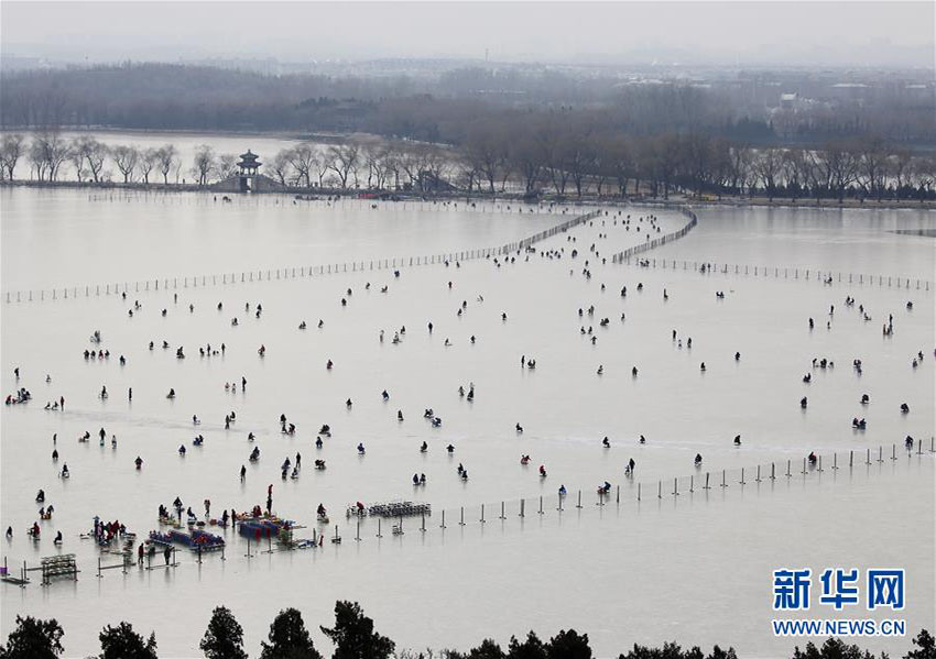 週末でにぎわいを見せる頤和園昆明湖のスケートリンク　北京