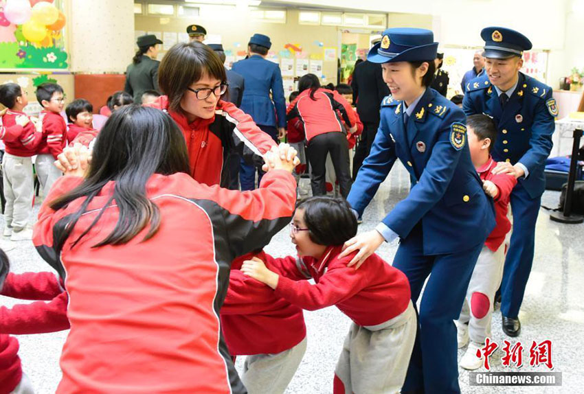 解放軍駐香港部隊、香港地区の子供たちと交流イベントを開く