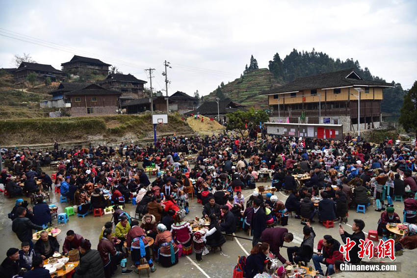 伝統の苗年を祝福する「百家宴」 広西壮族自治区