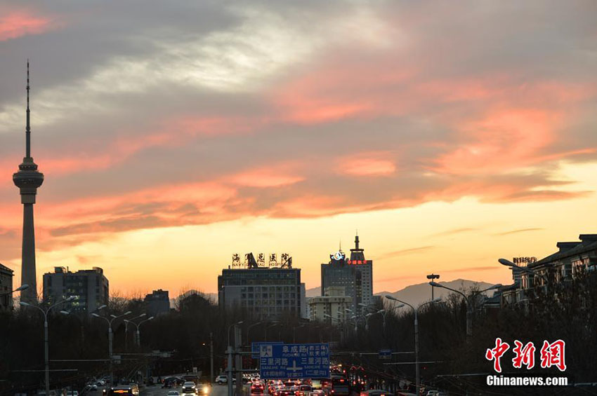 北京の空に現れた鮮やかな夕焼け雲