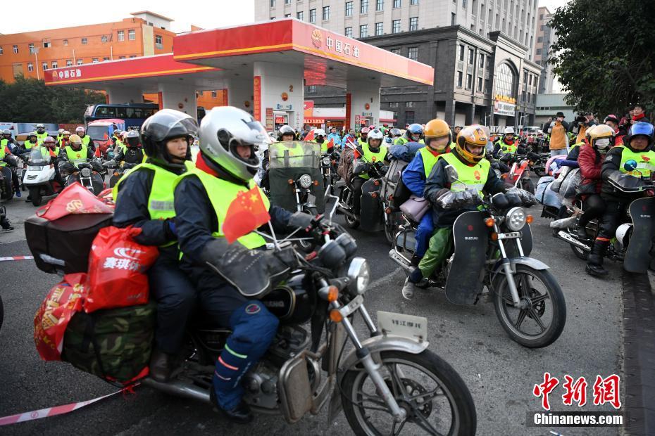 春節が迫り、バイク帰省する人々が一斉に出発　福建省