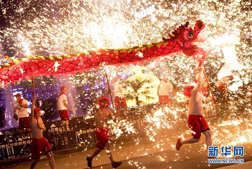 武漢の遊園地で、元宵節祝う「火龍鋼花」のパフォーマンスを披露