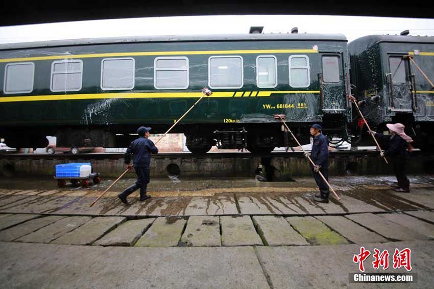 毎日14キロ移動しながら車両を清掃する鉄道洗車作業員　重慶市