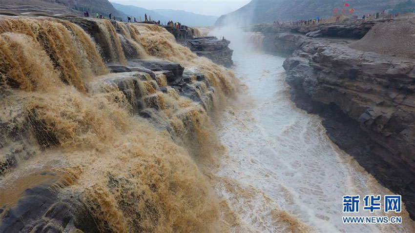 氷が融け水量が急増　黄河壺口瀑布の壮大な景色