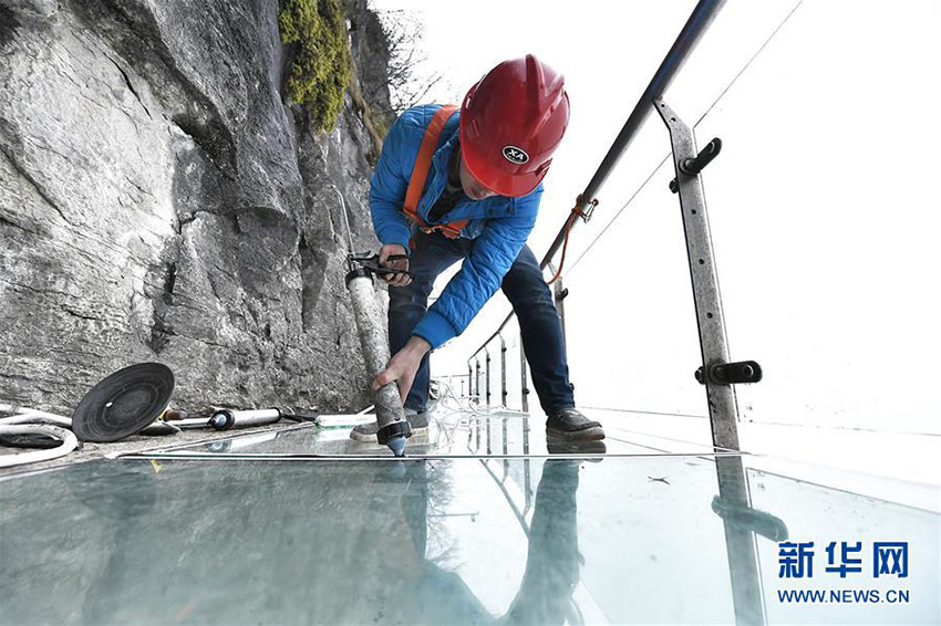 張家界天門山景勝区のガラス桟道でガラスの張り替え工事実施　湖南省