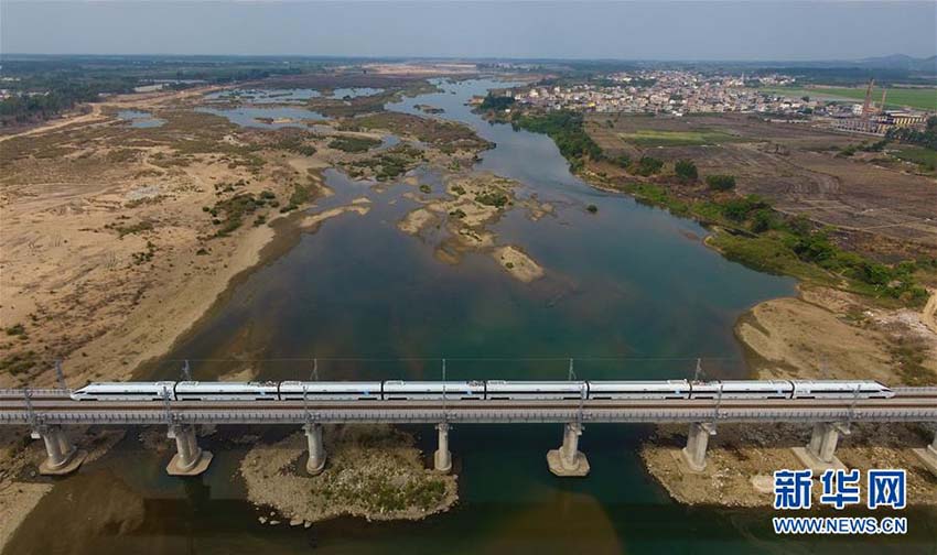 海南省の観光名所と重要都市を結ぶ世界初の環島高速鉄道