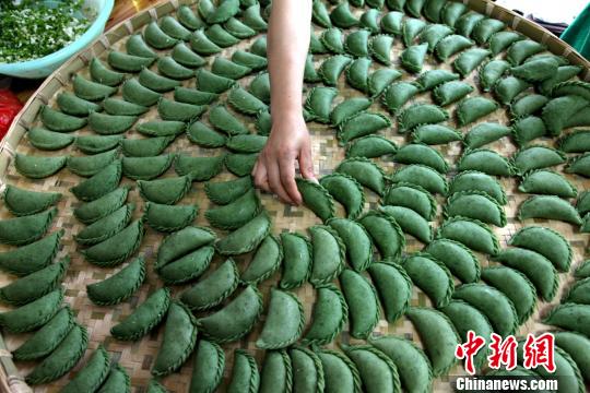 春の芽吹き感じさせる緑の餃子 中国南方で清明節に食べる伝統料理