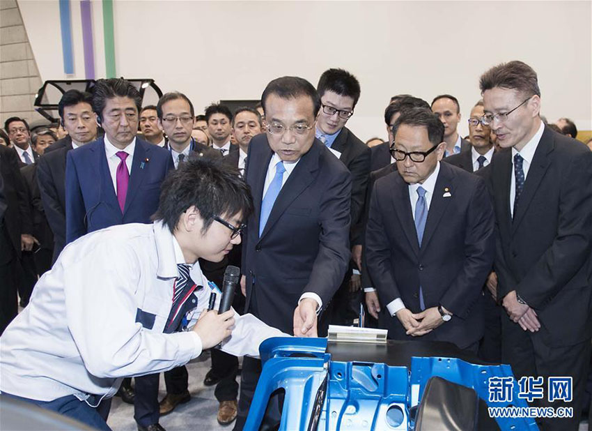 5月11日午前、国務院の李克強総理は日本の安倍晋三首相の同行の下、北海道苫小牧市のトヨタ自動車北海道を視察した（撮影・李濤）。