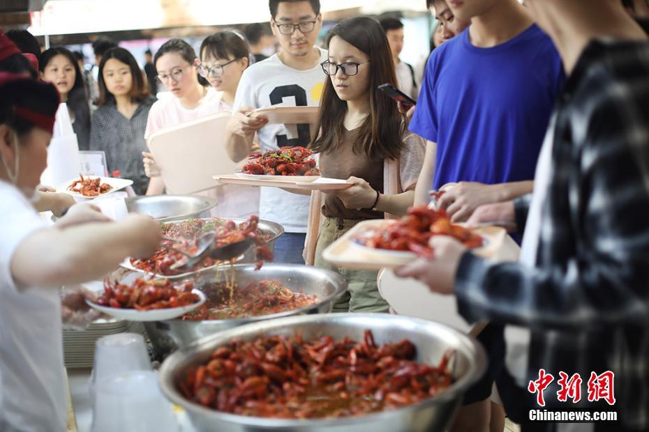 南京の大学、卒業生のために「ザリガニ祭り」