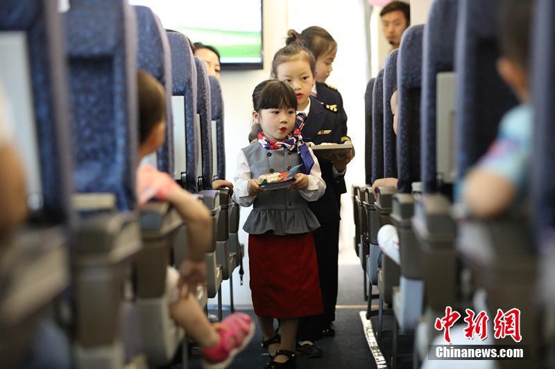 6月1日は「国際子供の日」、四川省の子供たちが飛行機から脱出を体験