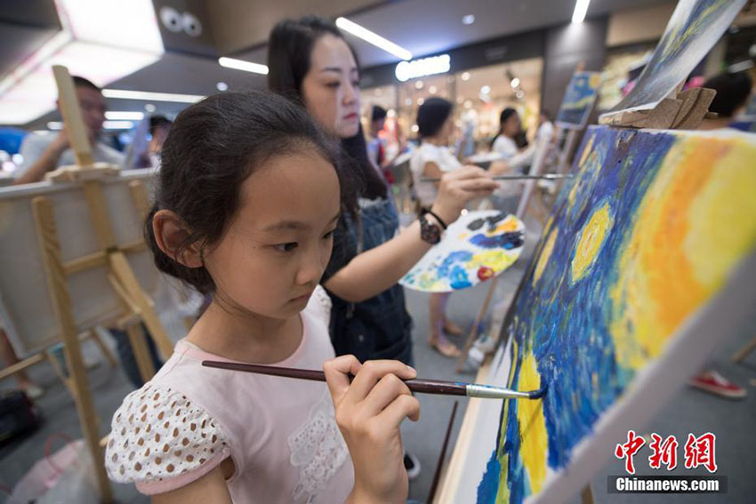 150人が同時にゴッホの代表作「星月夜」を模写　太原市