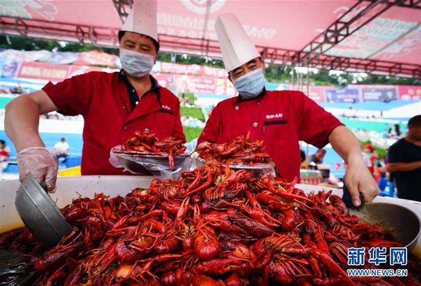 江蘇省のザリガニの里でフェスティバル　5万人がザリガニの宴を堪能