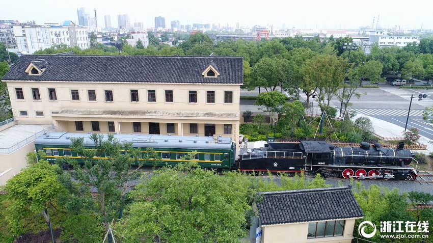 レトロな車両の内部には同じくレトロな雰囲気の図書館　浙江省