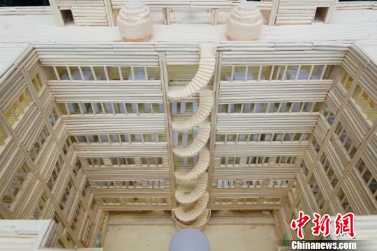 使用済み割り箸3万本で母校の図書館の模型制作　湖北省