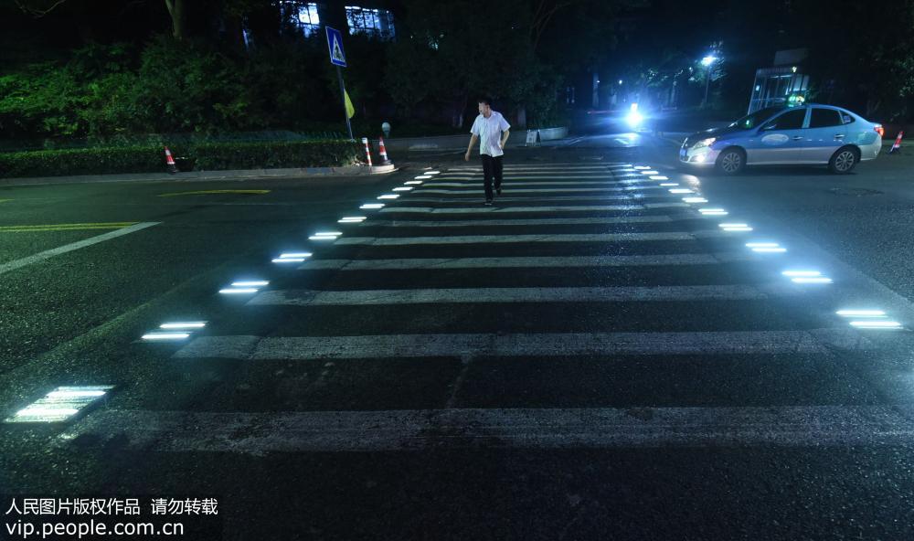 光る横断歩道が杭州市に登場