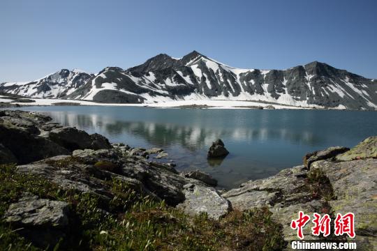 新疆の山頂にひっそりとたたずむ湖　雪の白と湖の青が織りなす美しさ