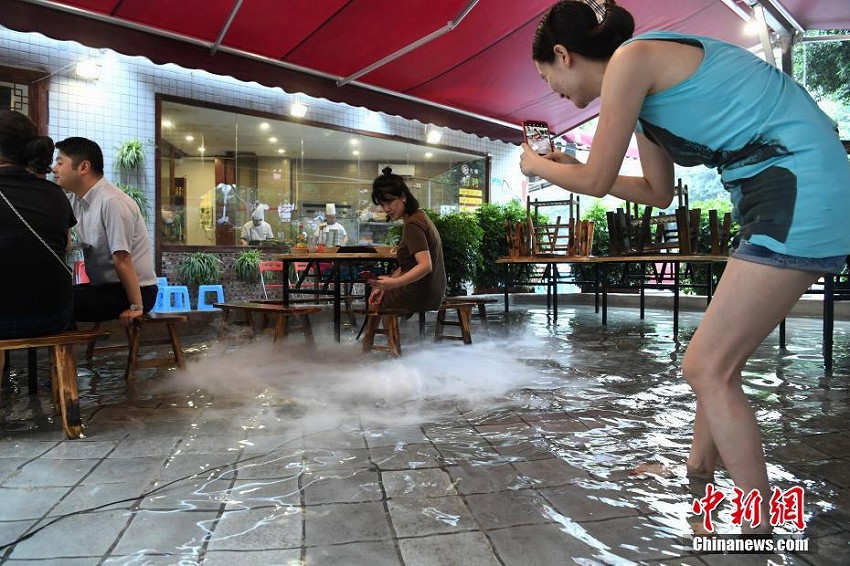 暑い夏でも涼しく火鍋を堪能　重慶市に「プール火鍋」が登場