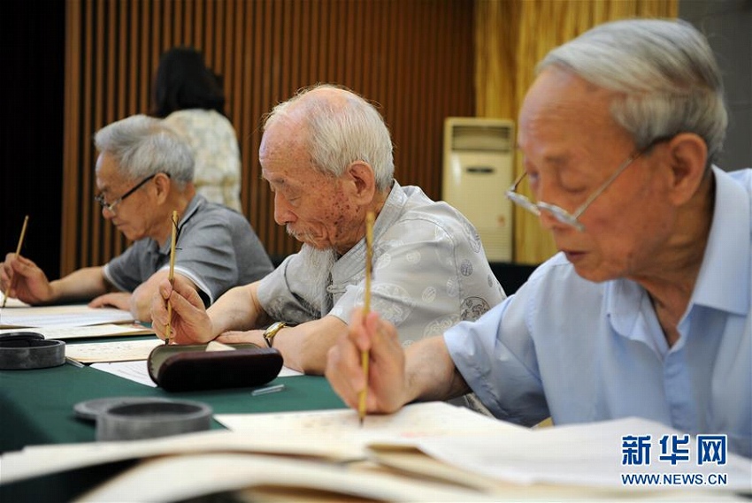 陝西師範大学、新入生のために毛筆と墨で採用通知書を書く