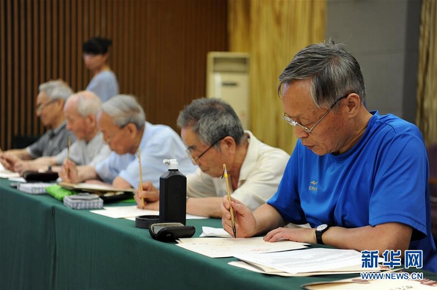 陝西師範大学、新入生のために毛筆と墨で採用通知書を書く