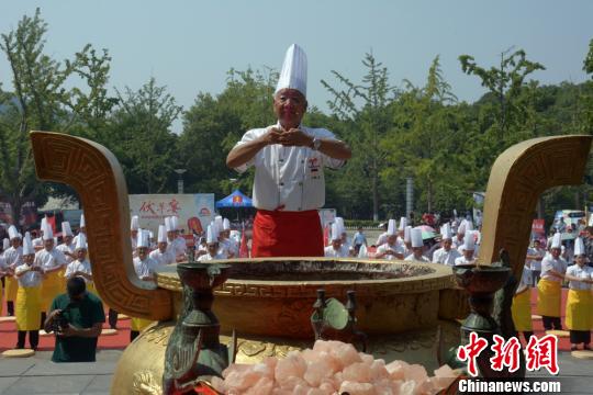 料理人を率いて彭祖を祀る74歳の彭祖への供物料理の継承者・王献立氏（撮影・朱志庚）。