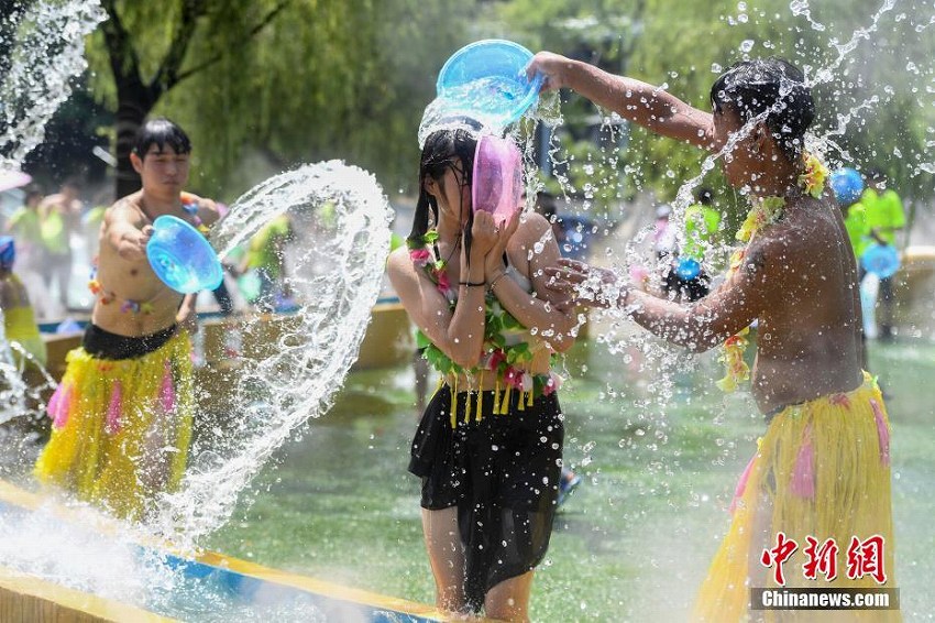 湖南省で連日の猛暑日、水かけイベントで涼を取る市民たち