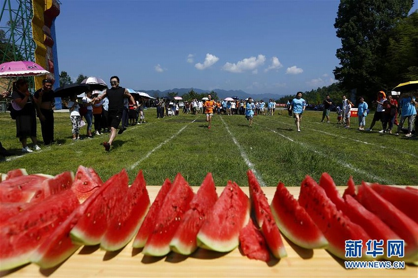 スイカを使ったユニークな競技続々　安徽省黄山市のスイカ運動会