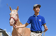 夢は競馬の騎手！ 陽光馬術学校の生徒たち