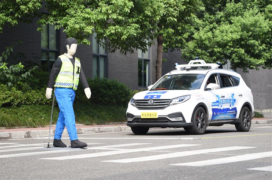 自動運転車が重慶の複雑な交通環境に挑戦