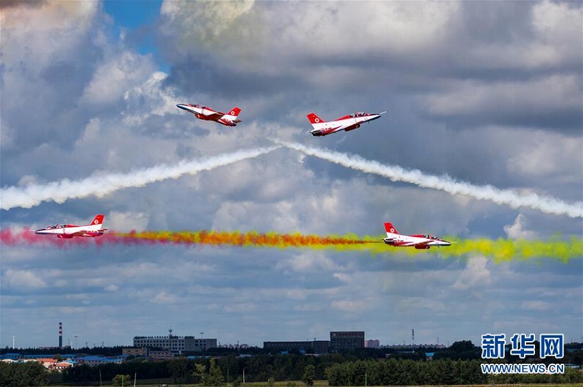 新学期祝い、中国空軍が航空大学で航空ショー　吉林省