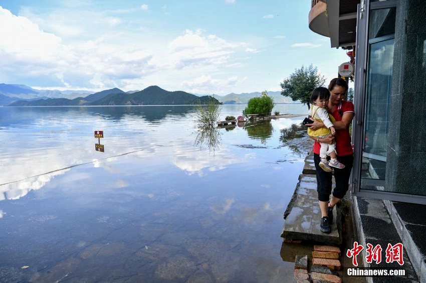 瀘沽湖の水位上昇で水面と空がつながったような景色広がる　雲南省