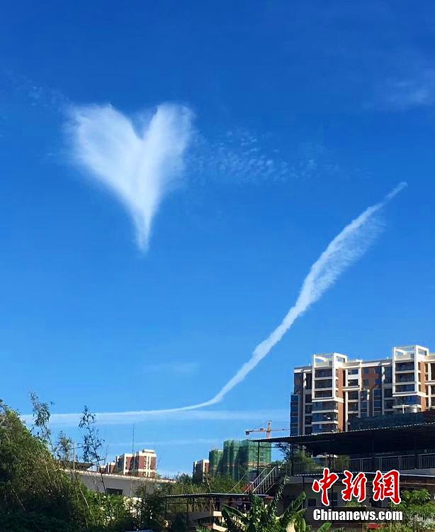 広西チワン族自治区の空にハートの形をした雲が出現