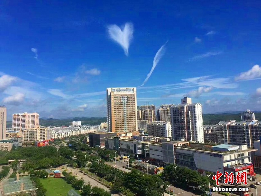 広西チワン族自治区の空にハートの形をした雲が出現