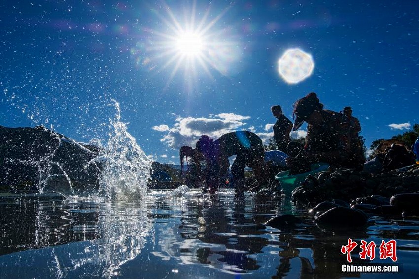 ラサ市で伝統の「沐浴節」