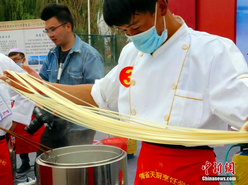 ラーメン職人たちが珠玉の技競う　青海省初のラーメン技能大会