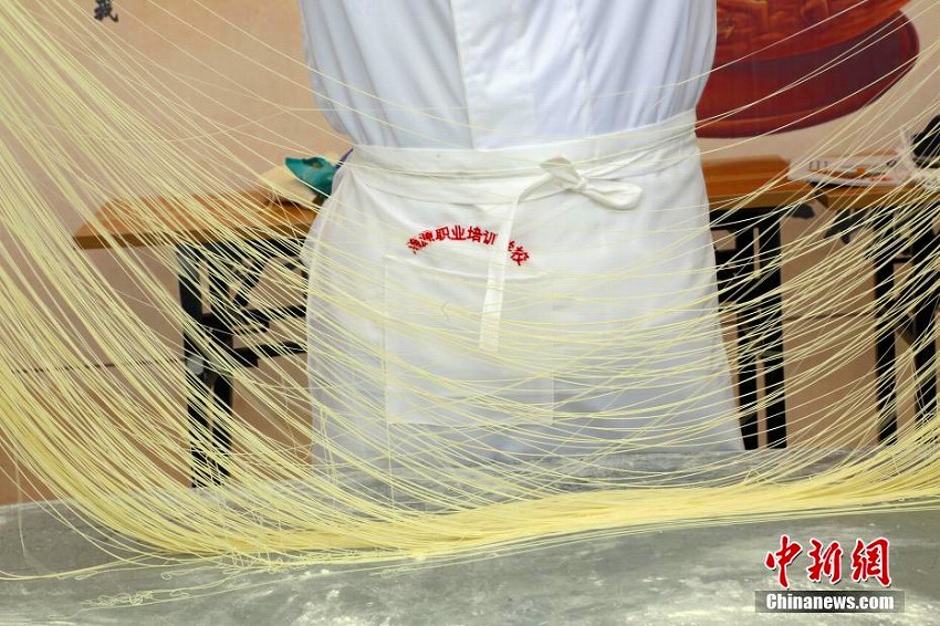 ラーメン職人たちが珠玉の技競う　青海省初のラーメン技能大会