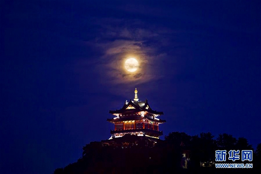 中秋節の夜空を照らす満月