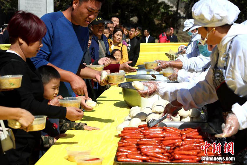 売上げがなぜか販売数より多くなる河南老君山景勝地の無人「1元ランチ」