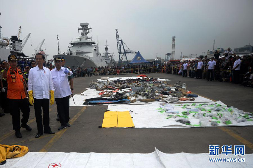 インドネシア機事故、空中では爆発せずにそのまま墜落か　遺体収容始まる