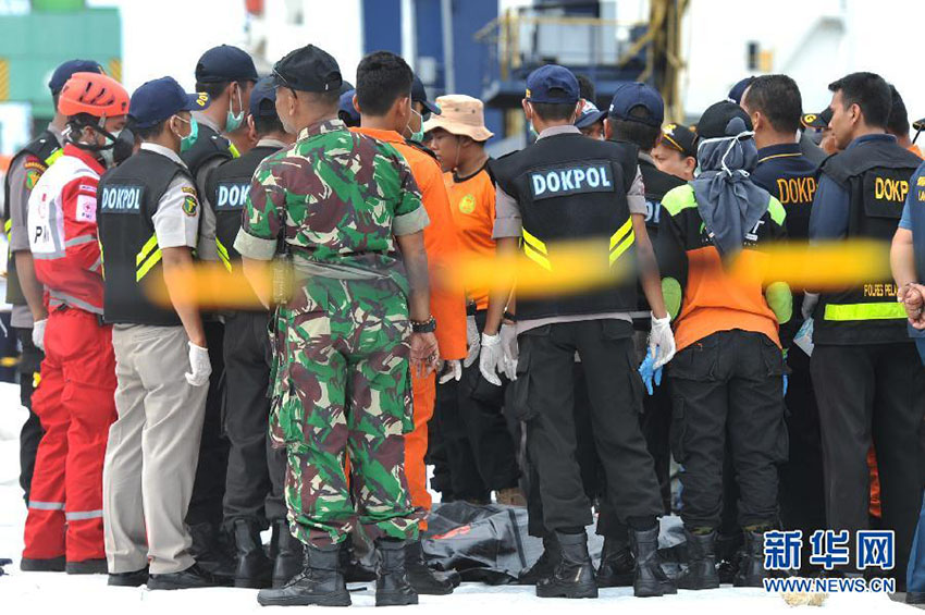 インドネシア機事故、空中では爆発せずにそのまま墜落か　遺体収容始まる