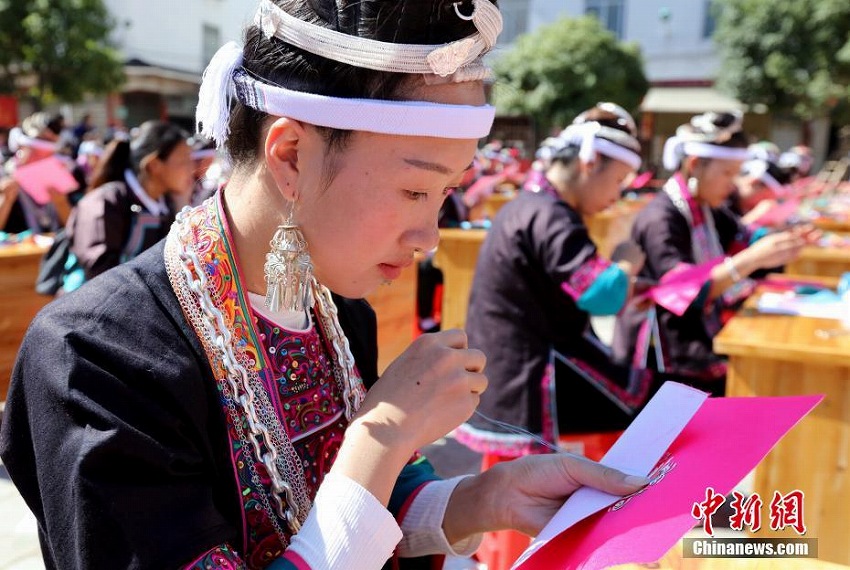 三江トン族自治県で刺繍コンテスト開催　100人が刺繍の腕前競う