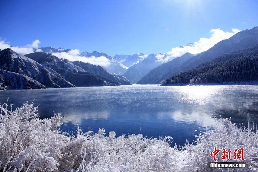 天山天池景勝地が氷雪の世界に　新疆ウイグル自治区