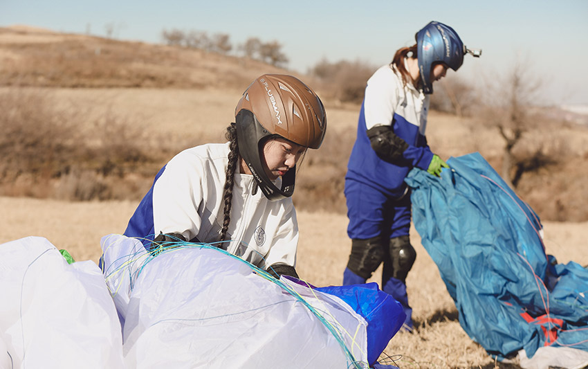 中国東北3省初の女子大生パラグライダーチームが初飛行に成功