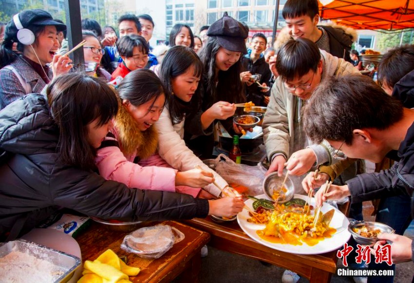 魚を捕まえ、作って、食べよう！武漢の大学で「沁湖魚宴」イベント