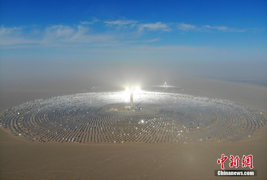 中国初の100MWタワー型溶融塩蓄熱太陽熱発電所が落成