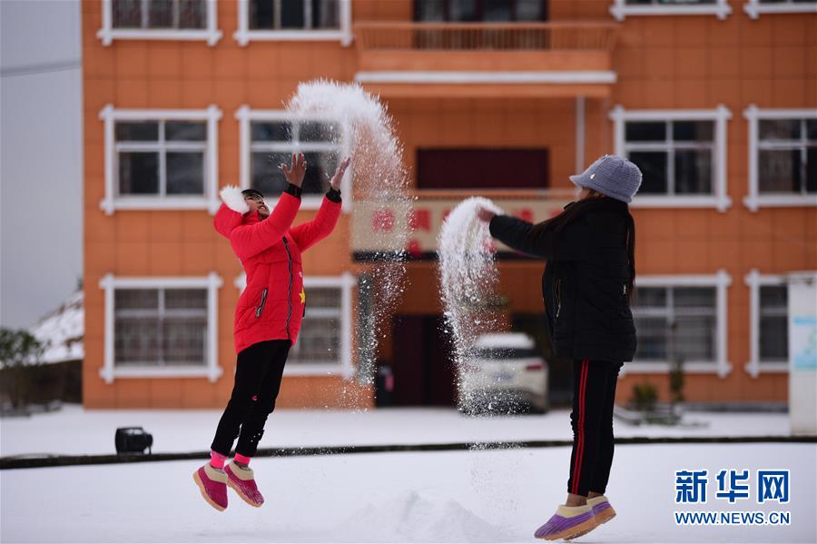 中国、年末年始に雪遊びを楽しむ人々