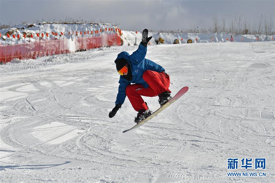 中国、年末年始に雪遊びを楽しむ人々