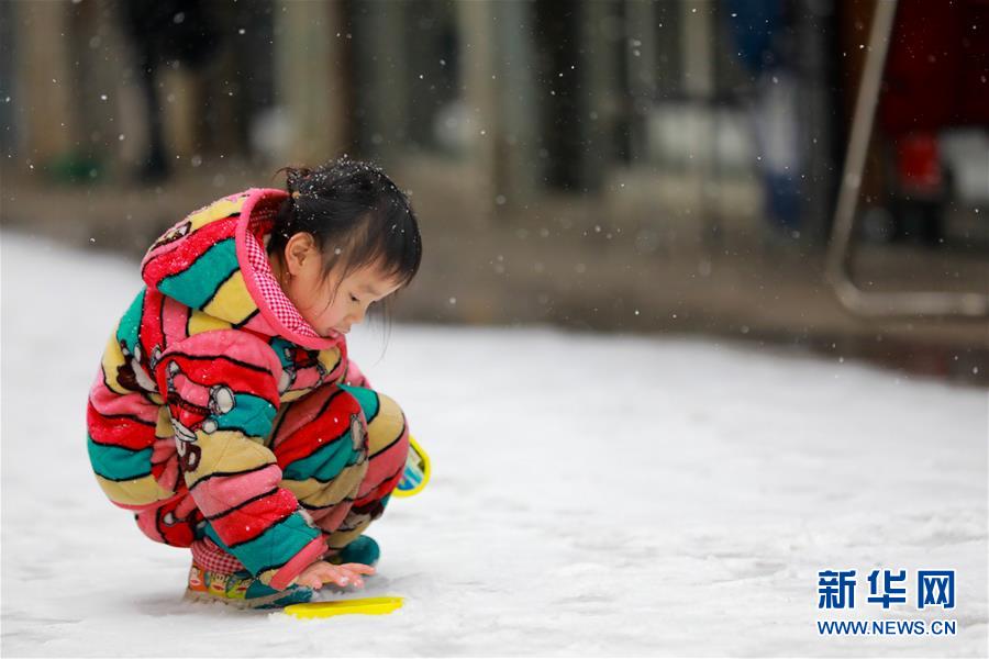 中国、年末年始に雪遊びを楽しむ人々