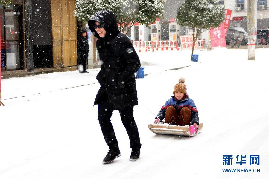 中国、年末年始に雪遊びを楽しむ人々